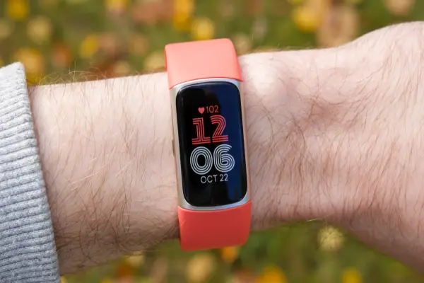 Fitbit Charge 6, thiết bị theo dõi sức khỏe yêu thích của chúng tôi, đang được bán trong Ngày hội mua sắm lớn của Prime